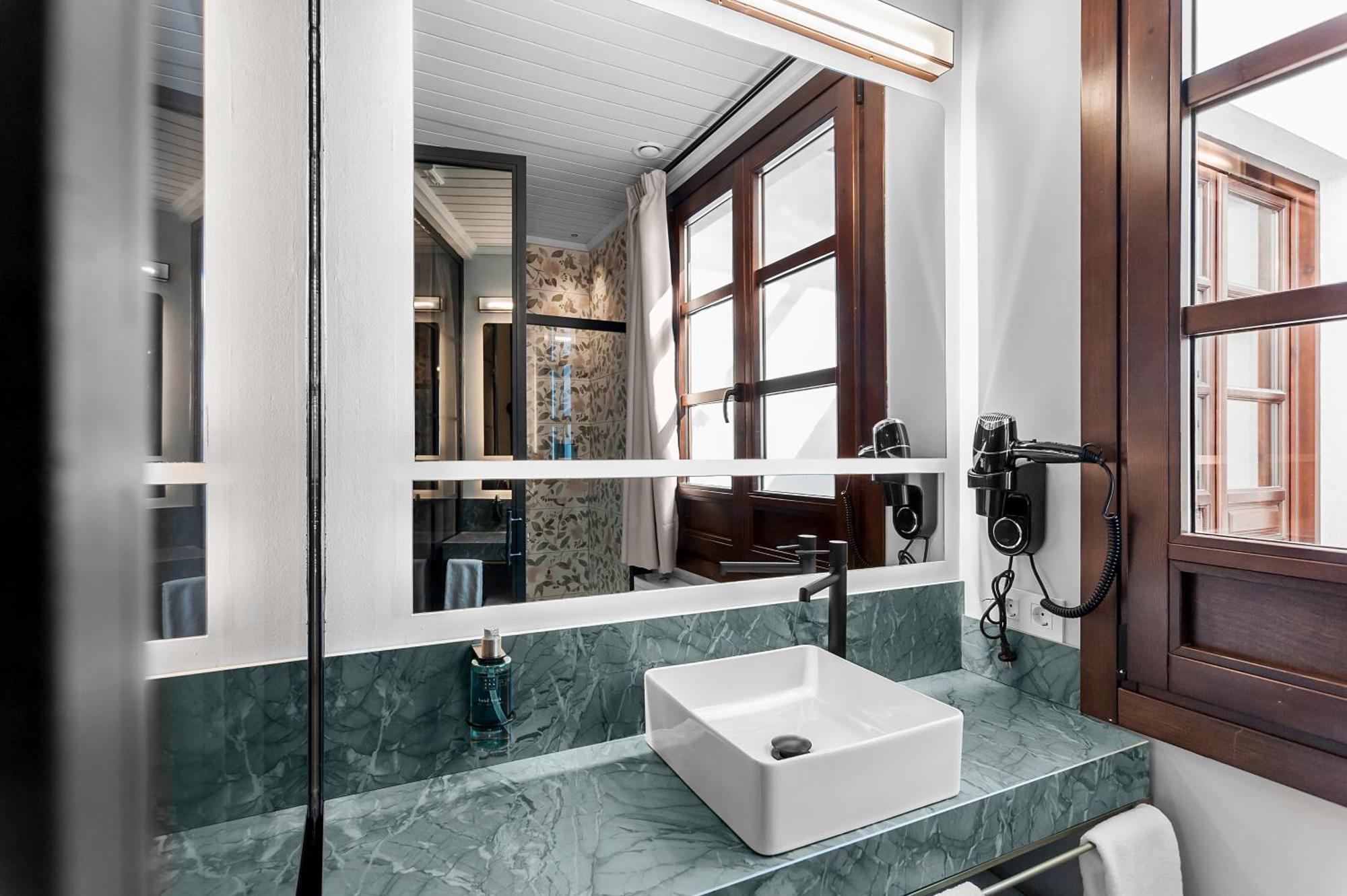 Deluxe Suite Spa Bath